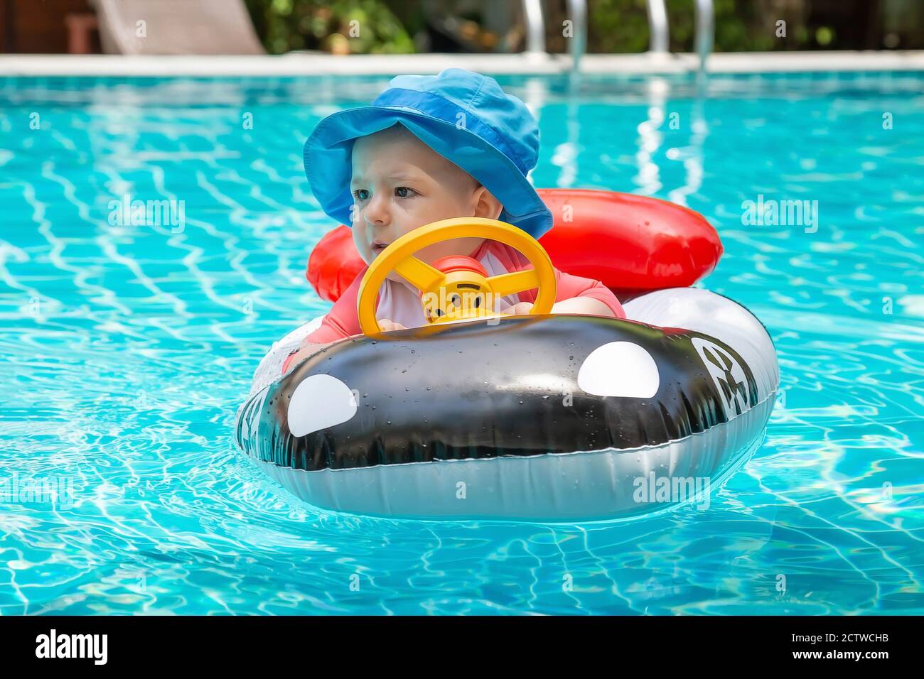 Vacances D Ete En Mer Une Petite Fille De Moins D Un An Conduit Un Bateau Gonflable En Forme De Voiture Dans La Piscine Photo Stock Alamy