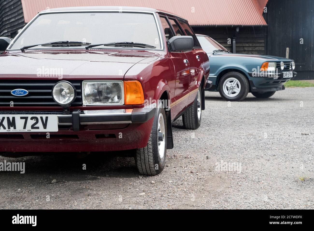 Mk5 Ford Cortina 1.6 Huntsman Estate et 1.6 LS berline Voitures classiques de la famille britannique Banque D'Images