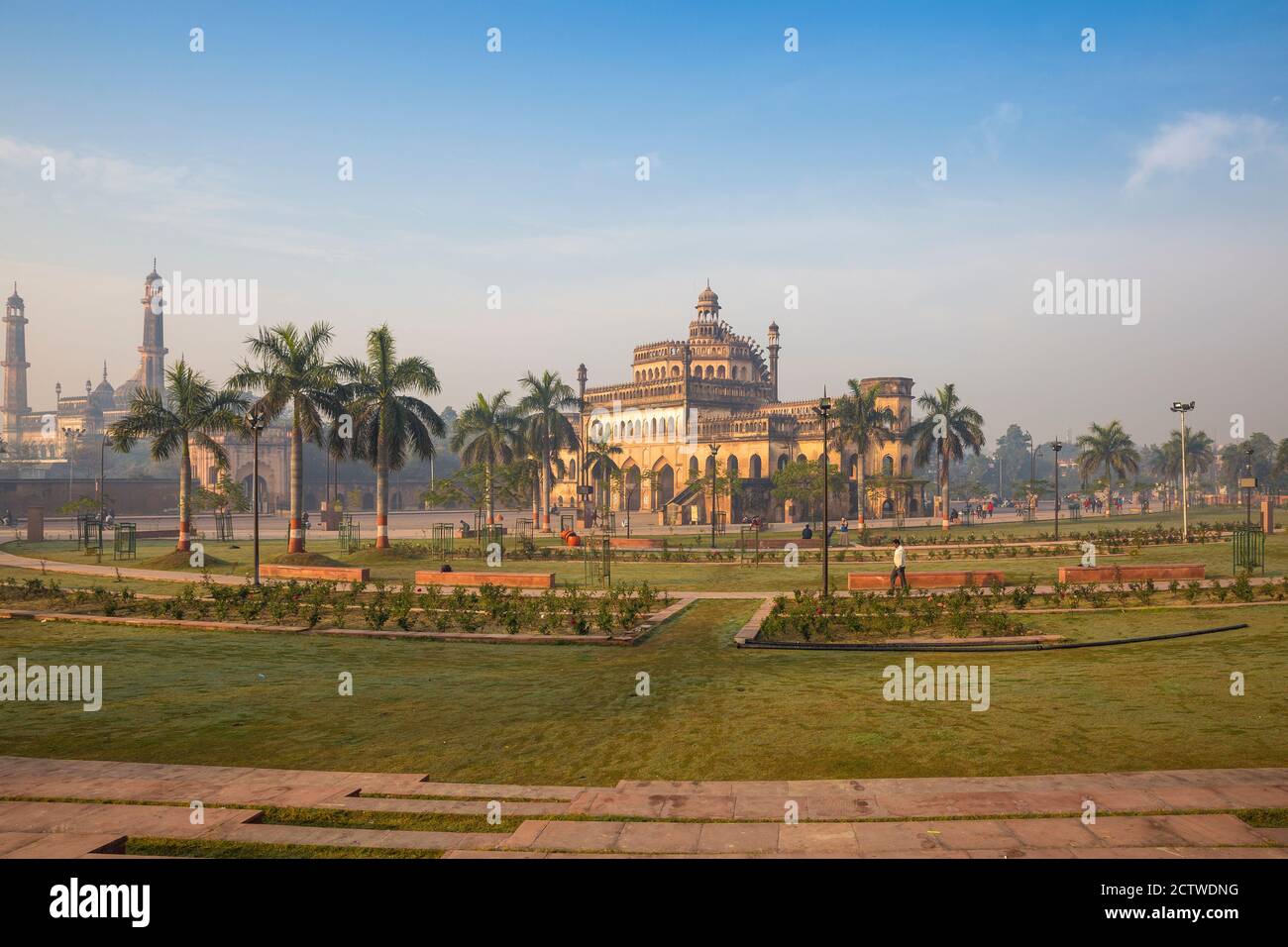 Inde, Uttar Pradesh, Lucknow, Rumi Darwaza avec la mosquée Asifi sur la gauche Banque D'Images