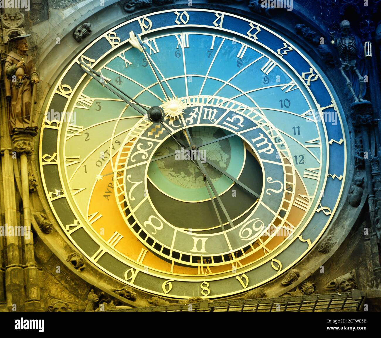 Gros plan de l'horloge astronomique bohème avec des signes de soleil et de lune du zodiaque et des figures animées dans la vieille ville de Prague, République tchèque. Banque D'Images