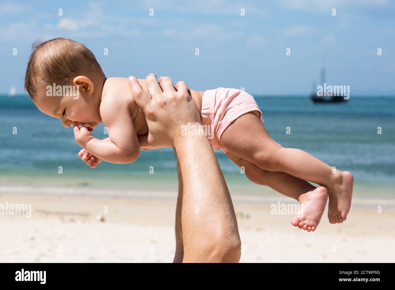 Bebe Fait Du The Dans Les Bras Du Papa Sur Une Plage Tropicale Jour Ensoleille Le Pere Jette Un Bebe Tout Petit Tenez Les Mains Les Enfants Ont Apprecie Photo Stock Alamy
