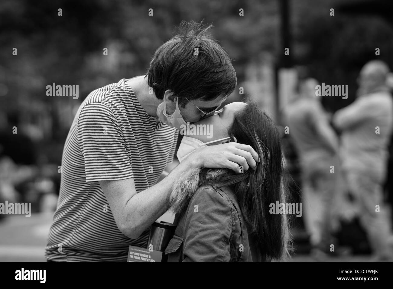 NYC Democratic Socialist of America proteste contre le conseiller NYC Cory Johnson pour ne pas tenir ses promesses de réduction du budget du département de police de NYC. Banque D'Images