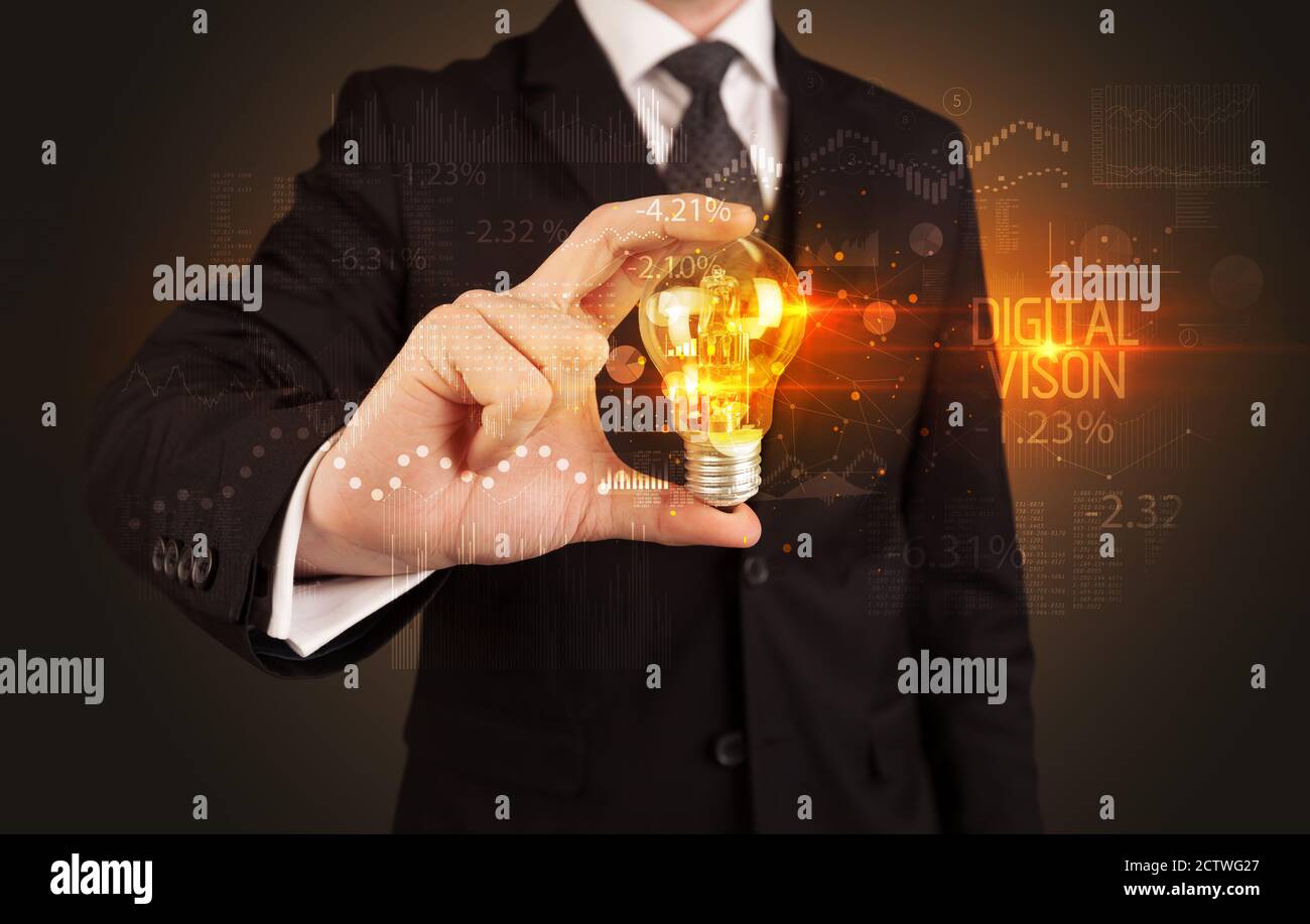 Homme d'affaires tenant une ampoule avec inscription VISON NUMÉRIQUE, concept de technologie d'affaires Banque D'Images