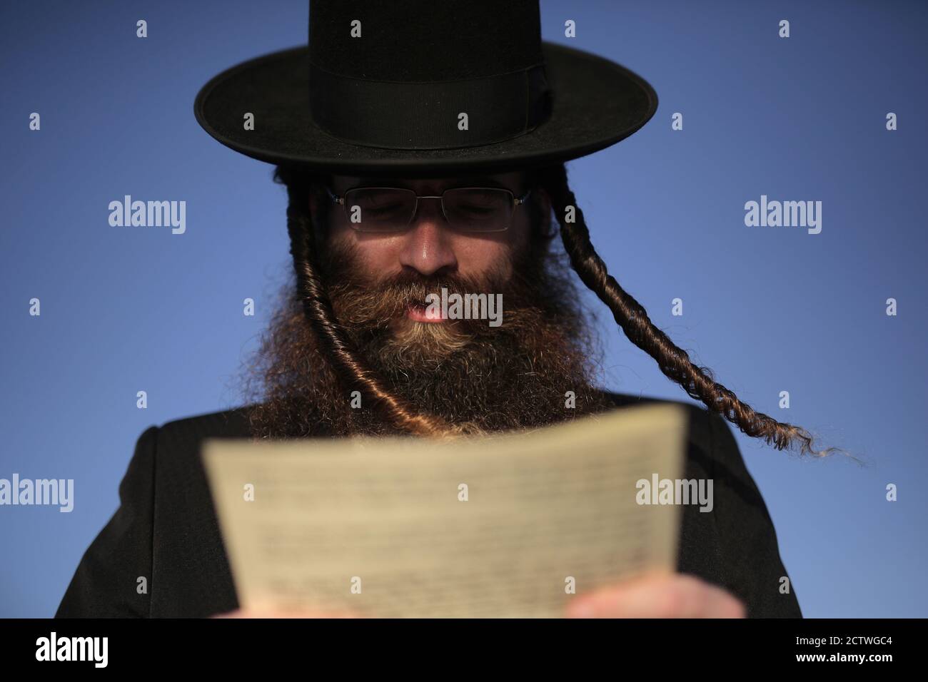 (200925) -- ASHDOD, 25 septembre 2020 (Xinhua) -- un juif ultra-orthodoxe exécute le rituel Tashlich devant Yom Kippour, le jour juif des Expiations, à Ashdod, en Israël, le 24 septembre 2020. (Ilan Assayag/JINI via Xinhua) Banque D'Images