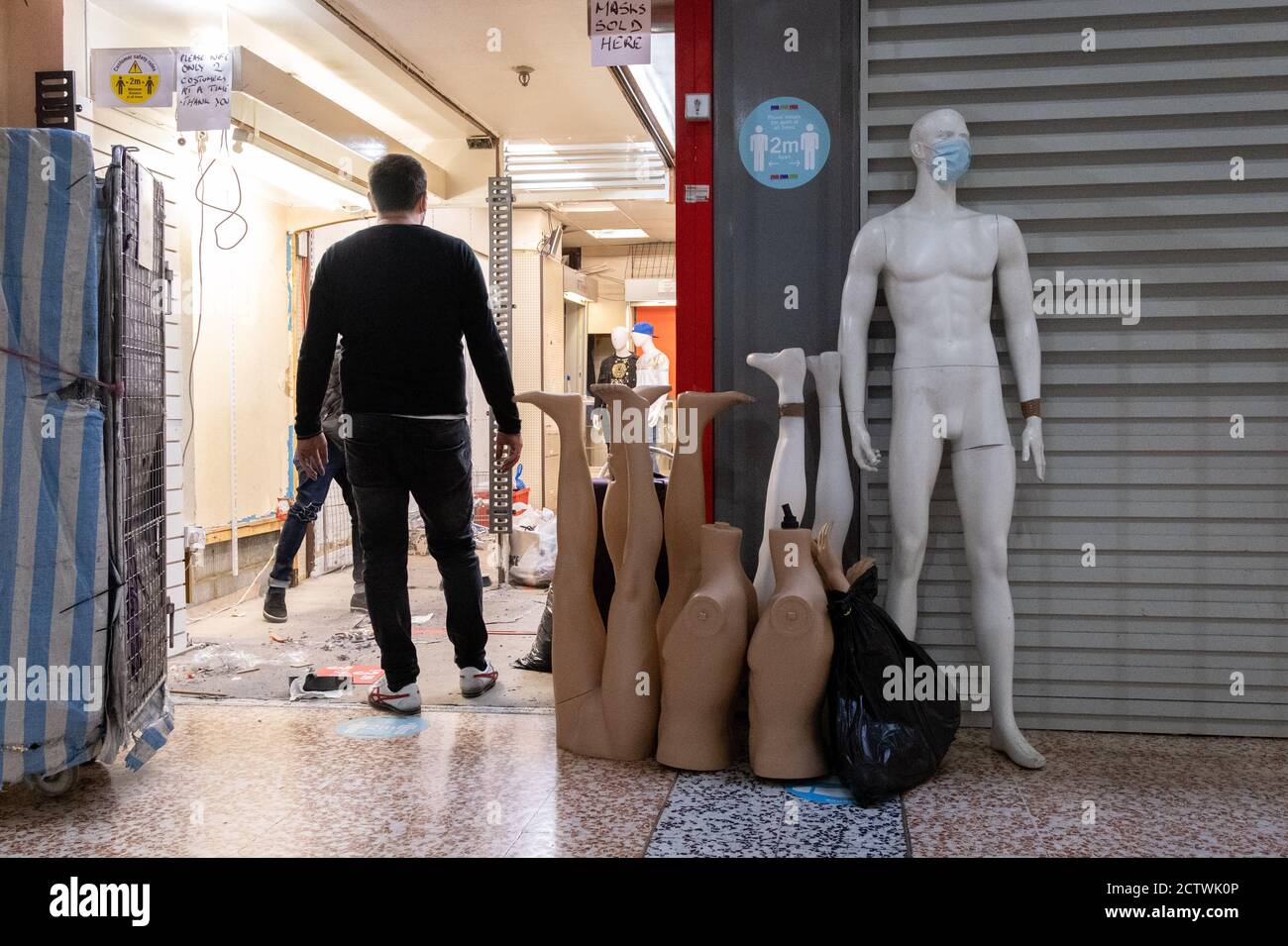 Le jour où le centre commercial Elephant & Castle ferme ses portes avant sa démolition et son réaménagement, les agents de sécurité de l'architecture et du commerce de détail des années 1960 sont emmenés par les commerçants avant que les portes ne soient fermées pour la dernière fois après 55 ans, le 24 septembre 2020, dans le sud de Londres, en Angleterre. L'architecture très critiquée du centre commercial Elephant & Castle a été ouverte en 1965, construit sur le site endommagé par la bombe de l'ancien domaine d'Elephant & Castle, construit à l'origine en 1898. Le centre abrite des restaurants, des magasins de vêtements, des entreprises de restauration rapide et des clubs où les Londoniens du sud ont fait la connaissance de li Banque D'Images