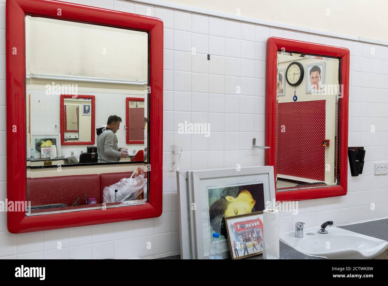 Le jour où le centre commercial Elephant & Castle ferme ses portes avant sa démolition et son réaménagement, les agents de sécurité de l'architecture et du commerce de détail des années 1960 sont emmenés par les commerçants avant que les portes ne soient fermées pour la dernière fois après 55 ans, le 24 septembre 2020, dans le sud de Londres, en Angleterre. L'architecture très critiquée du centre commercial Elephant & Castle a été ouverte en 1965, construit sur le site endommagé par la bombe de l'ancien domaine d'Elephant & Castle, construit à l'origine en 1898. Le centre abrite des restaurants, des magasins de vêtements, des entreprises de restauration rapide et des clubs où les Londoniens du sud ont fait la connaissance de li Banque D'Images