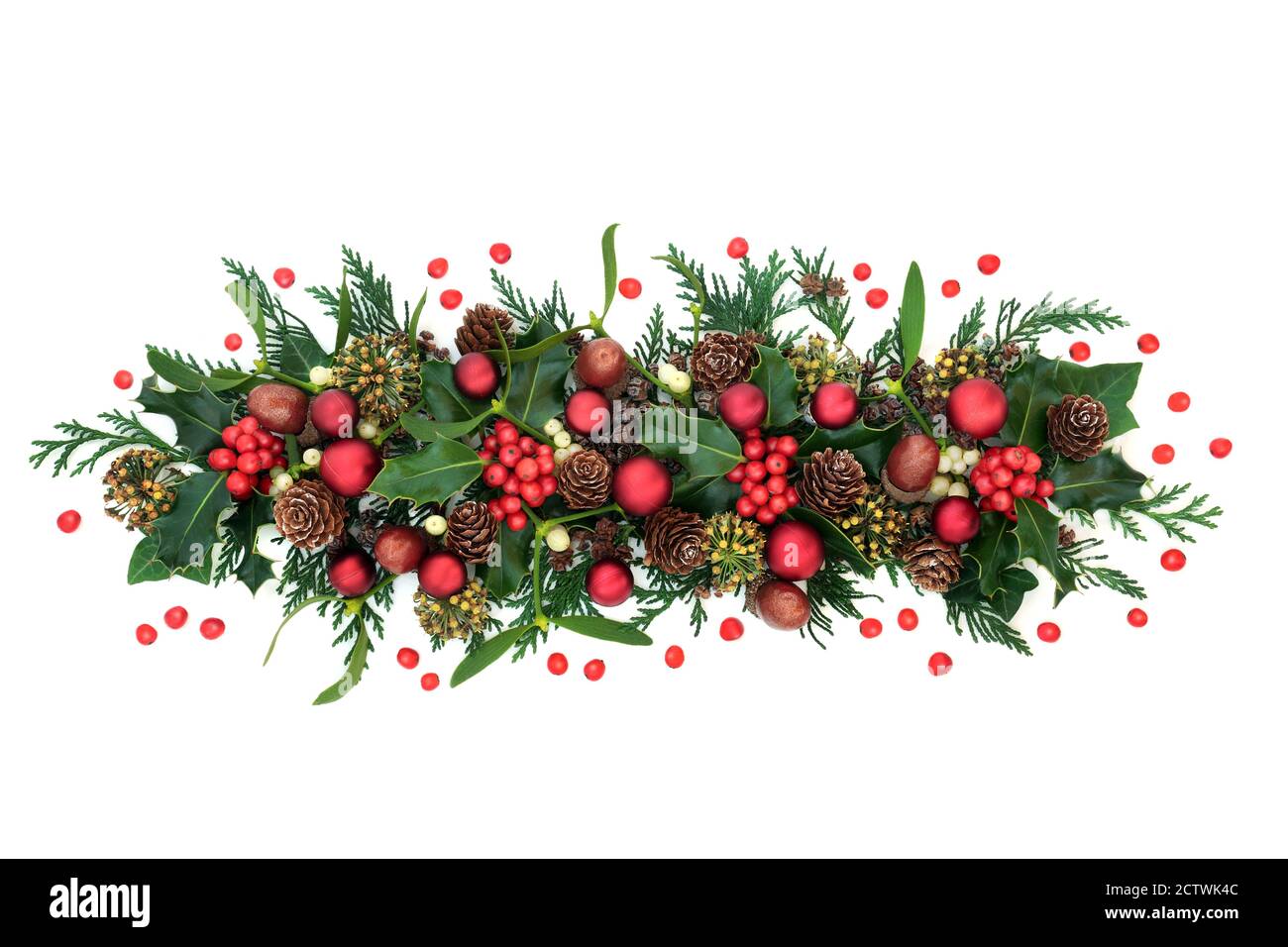 Décoration de Noël pour les fêtes avec décorations de boules rouges houx et baies volantes, GUI, acorns et cyprès de cèdre sur blanc. Banque D'Images