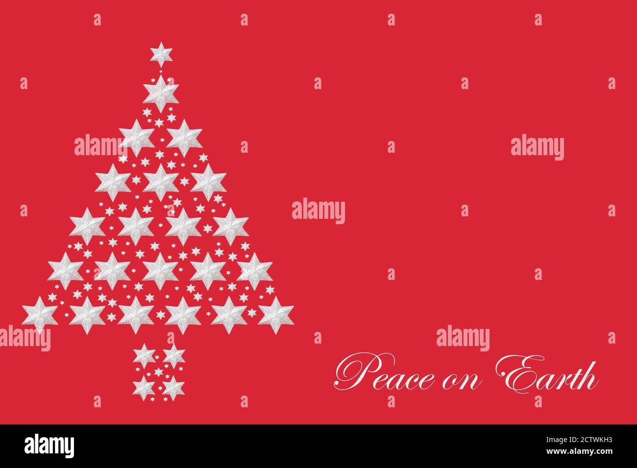 Concept de paix sur terre avec arbre étoile d'argent de Noël abstrait sur fond rouge. Composition minimaliste pour les fêtes. Banque D'Images