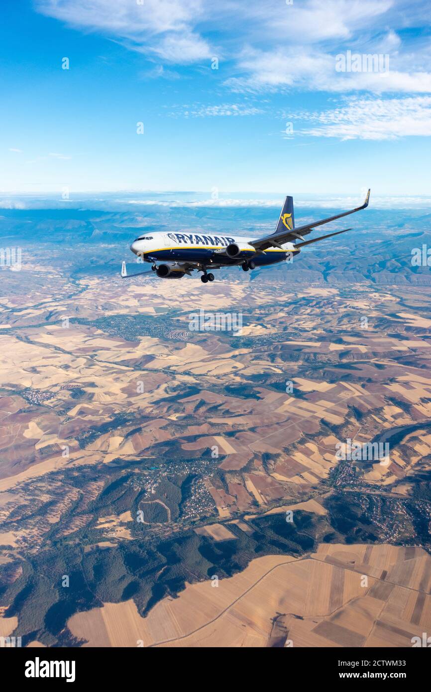 Avion Ryanair survolant l'Espagne Banque D'Images