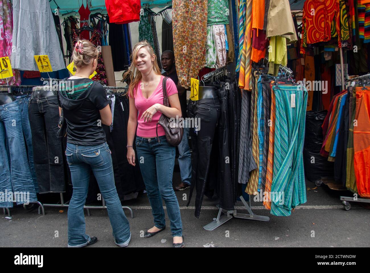 Paris, France, boutiques de vêtements pour filles, porte de Clignancourt,  marché aux antiquités, Exposition, marché aux puces de Saint Ouen à Paris,  vacances d'adolescents, marché aux puces d'adolescents Photo Stock - Alamy