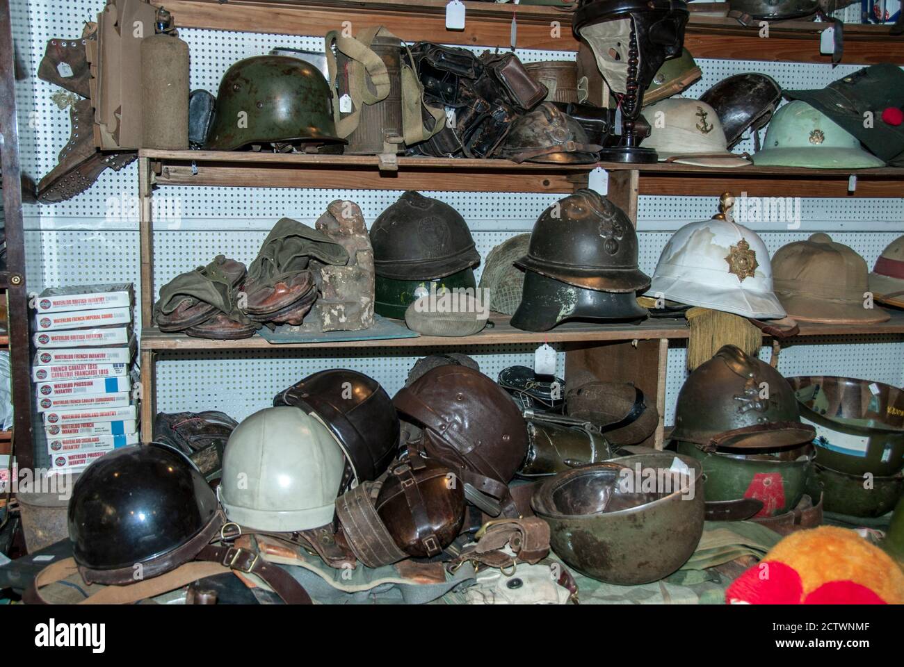 Paris, France, Shopping, porte de Clignancourt, marché aux antiquités,  Exposition, marché aux puces de Saint Ouen à Paris, matériel militaire,  Helmuts Photo Stock - Alamy