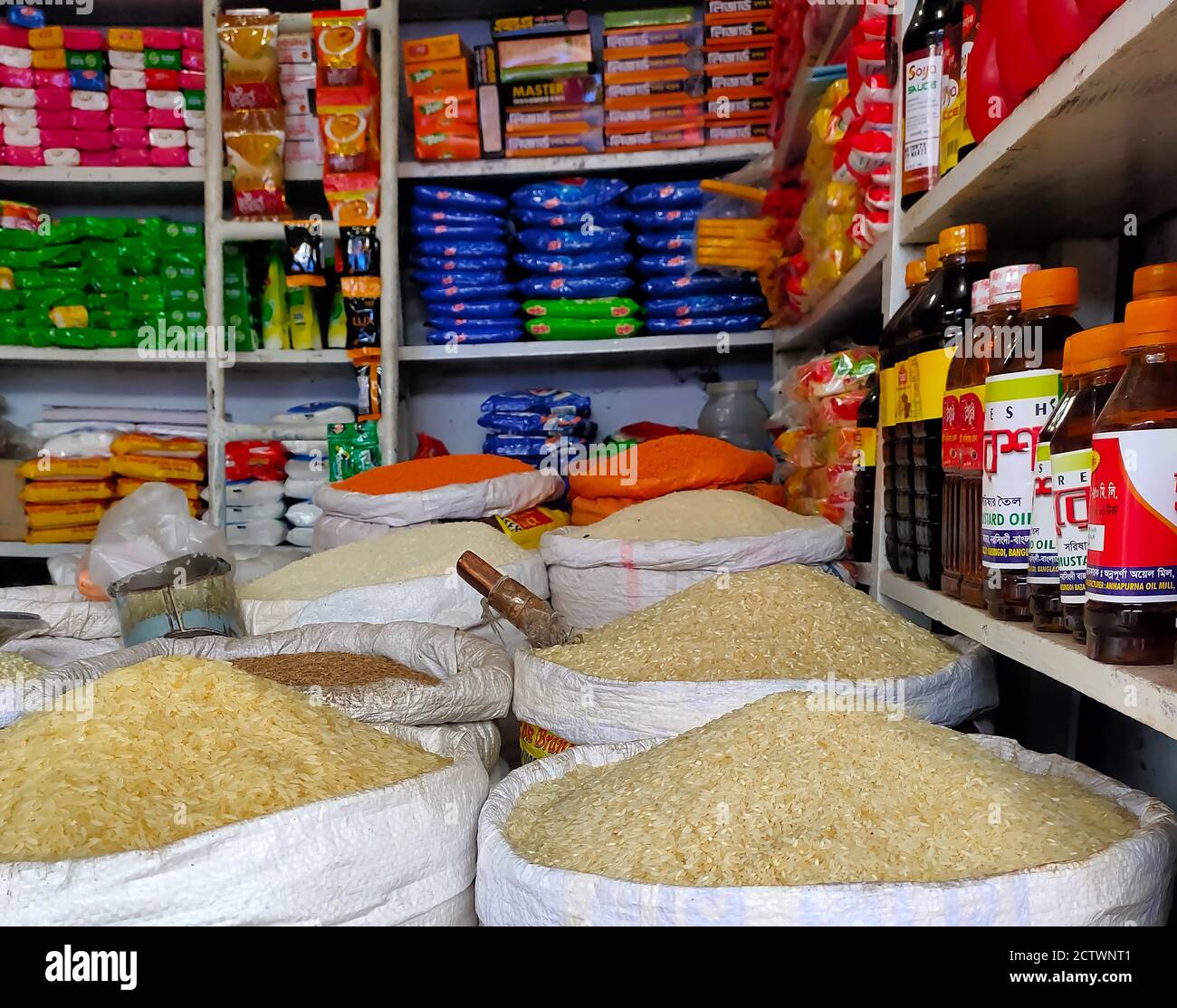 25 septembre 2020, Dhaka, Bangladesh. Les articles d'épicerie sont présentés en vente libre sur un marché local de Dhaka, au Bangladesh. Banque D'Images
