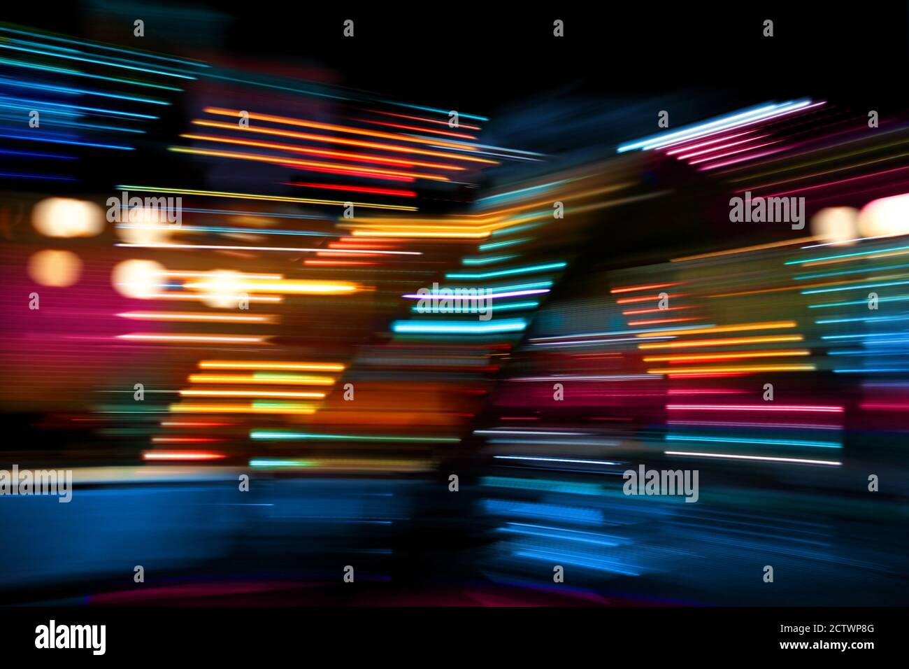Lumières colorées de la ville urbaine entourant en mouvement et floue par mouvement Banque D'Images