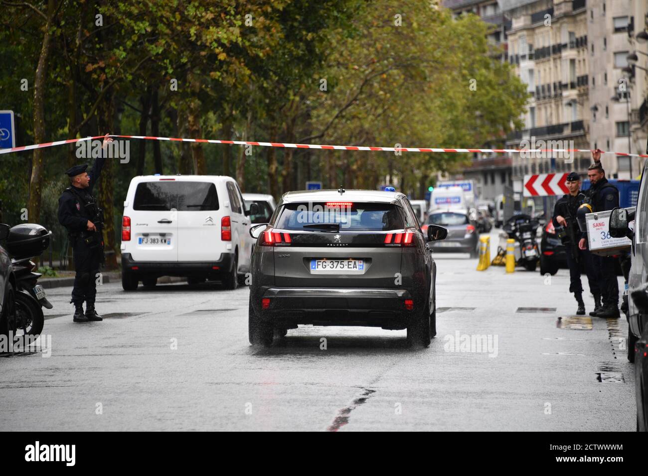 Une attaque poignante près des anciens locaux de Charlie Hebdo, à Paris, en France, le 25 septembre 2020. Plusieurs personnes ont été attaquées avec une machette près des anciens locaux du journal satirique, le théâtre d'une attaque en janvier 2015, dans le 11ème arrondissement de Paris. (Photo de Lionel Urman/Sipa USA) Banque D'Images