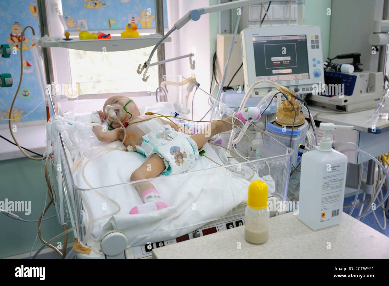 À l'unité de soins intensifs. Bébé dormant sur un lit d'hôpital attaché à un appareil de relance. Visite guidée du centre de cardiologie pour enfants ukrainiens pour Banque D'Images