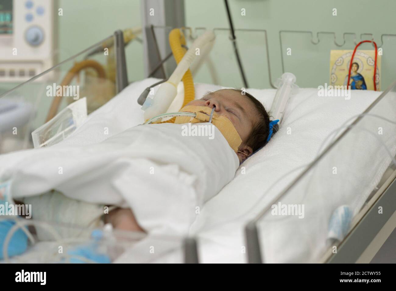 À l'unité de soins intensifs. Bébé dormant sur un lit d'hôpital attaché à un appareil de relance. Visite guidée du centre de cardiologie pour enfants ukrainiens pour Banque D'Images