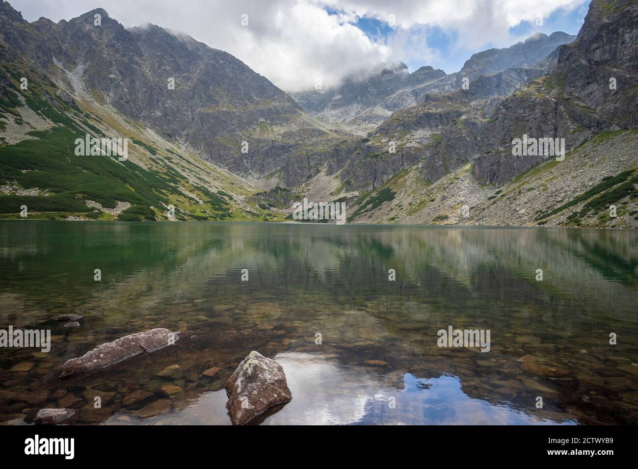 Gasienicowy Black Pond beau lac propre dans les Tatras polonaises. Banque D'Images