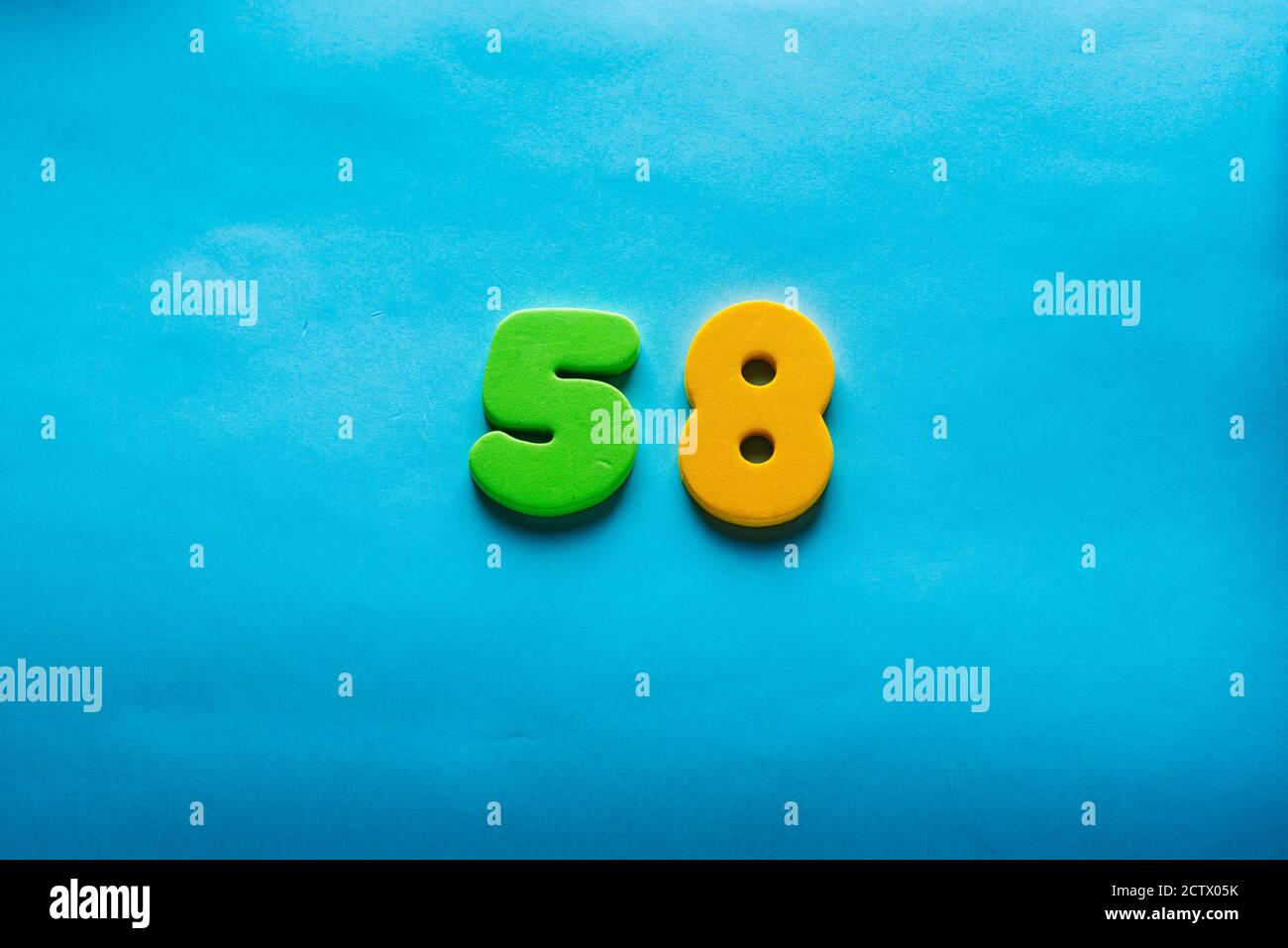 58 ans célébrant le logo classique. Modèle coloré Happy anniversaire 58e numéros colorés. Cartes de vœux. Chiffres d'âge encadrés traditionnels. Solde, prix spécial, hors concept. Banque D'Images