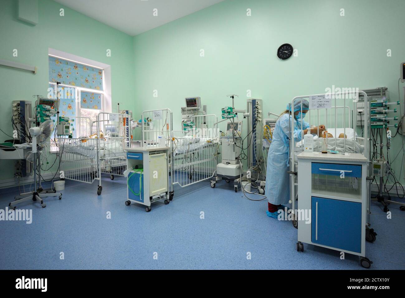 Unité de soins intensifs avec lits d'hôpital et appareils de relance. Centre cardiaque pour enfants. Mai 18,2018. Kiev, Ukraine Banque D'Images