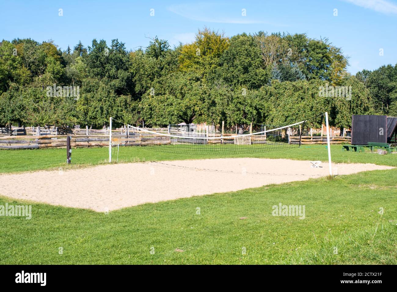 Aire de jeux vide pour le badminton et le volley-ball en été. Banque D'Images