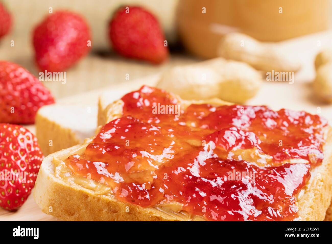 Un délicieux sandwich au beurre d'arachide et à la confiture sur un arrière-plan en bois Banque D'Images