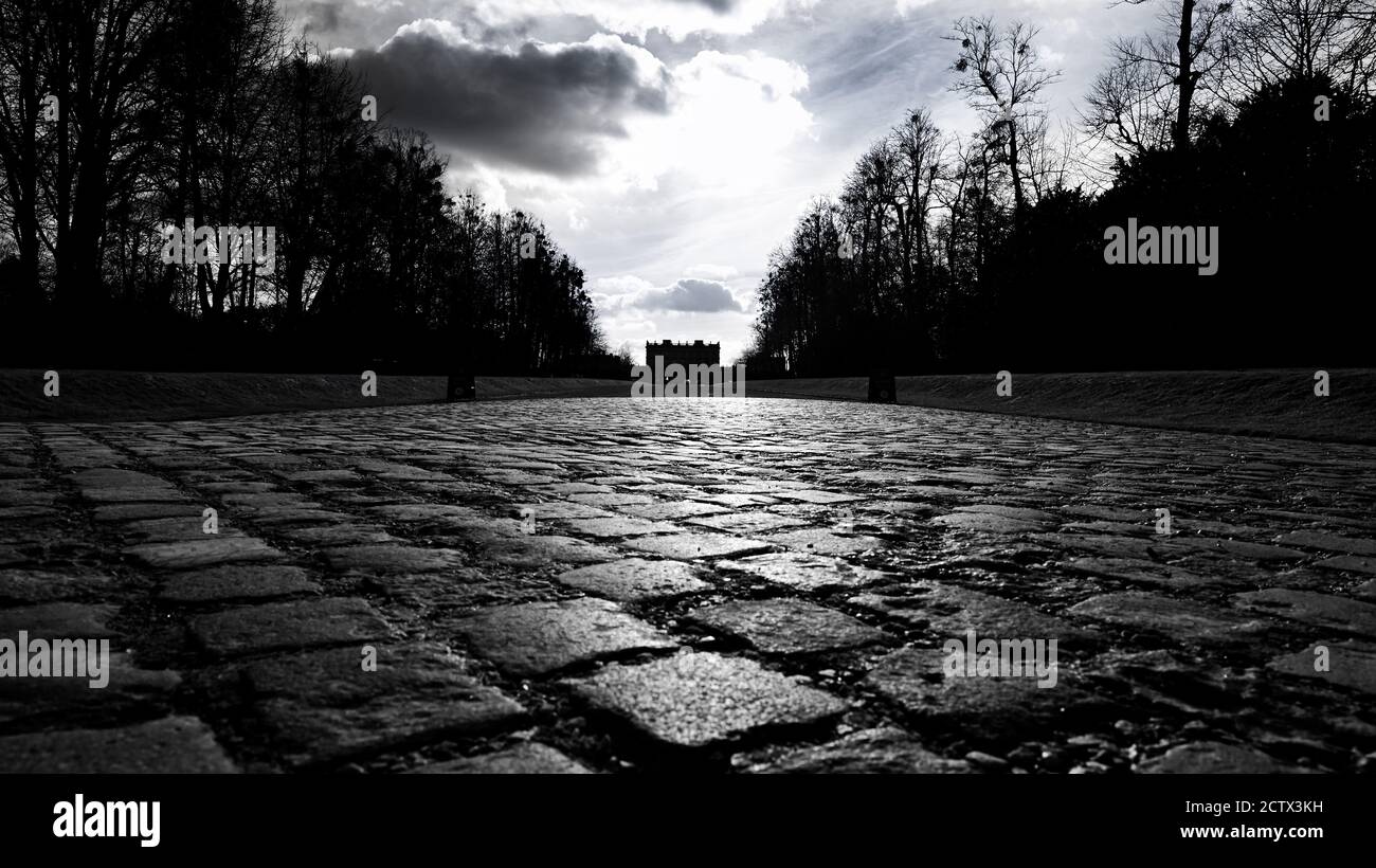 Rue pavée menant à la majestueuse maison Banque D'Images