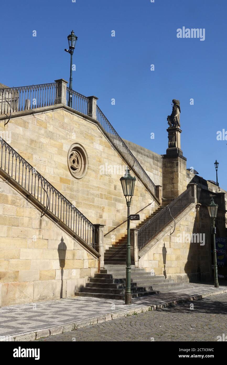 Prague escaliers Pont Charles marches Banque D'Images