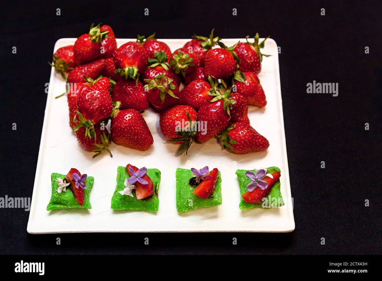 Fraises, hachées et entières pour la décoration, plateau de banquet pour les événements et les buffets. Restauration, en-cas avec fraises pour un banquet Banque D'Images