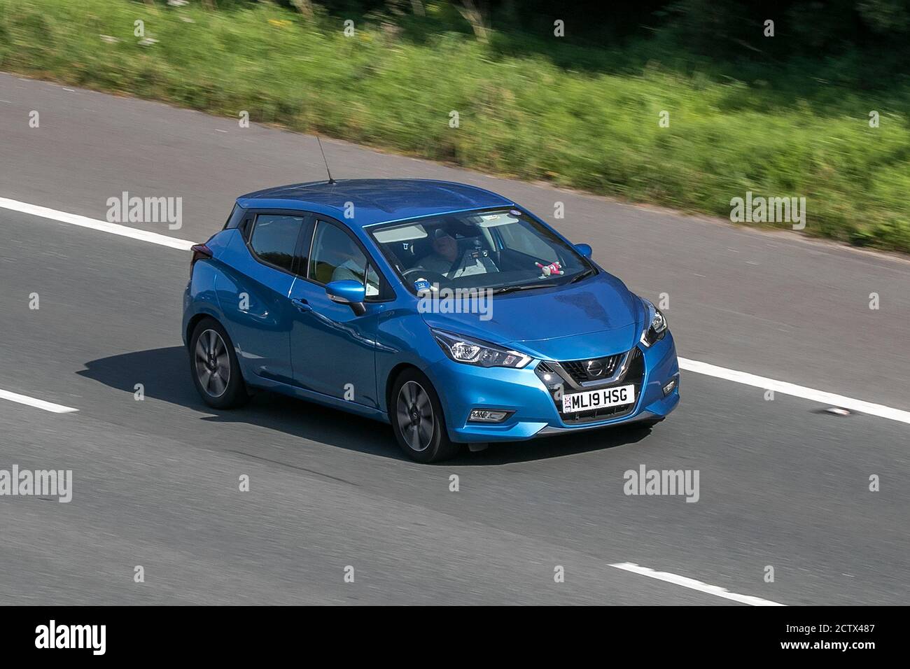 2019 Nissan Micra Blue car Hatchback essence conduite sur l'autoroute M6 près de Preston à Lancashire, Royaume-Uni. Banque D'Images