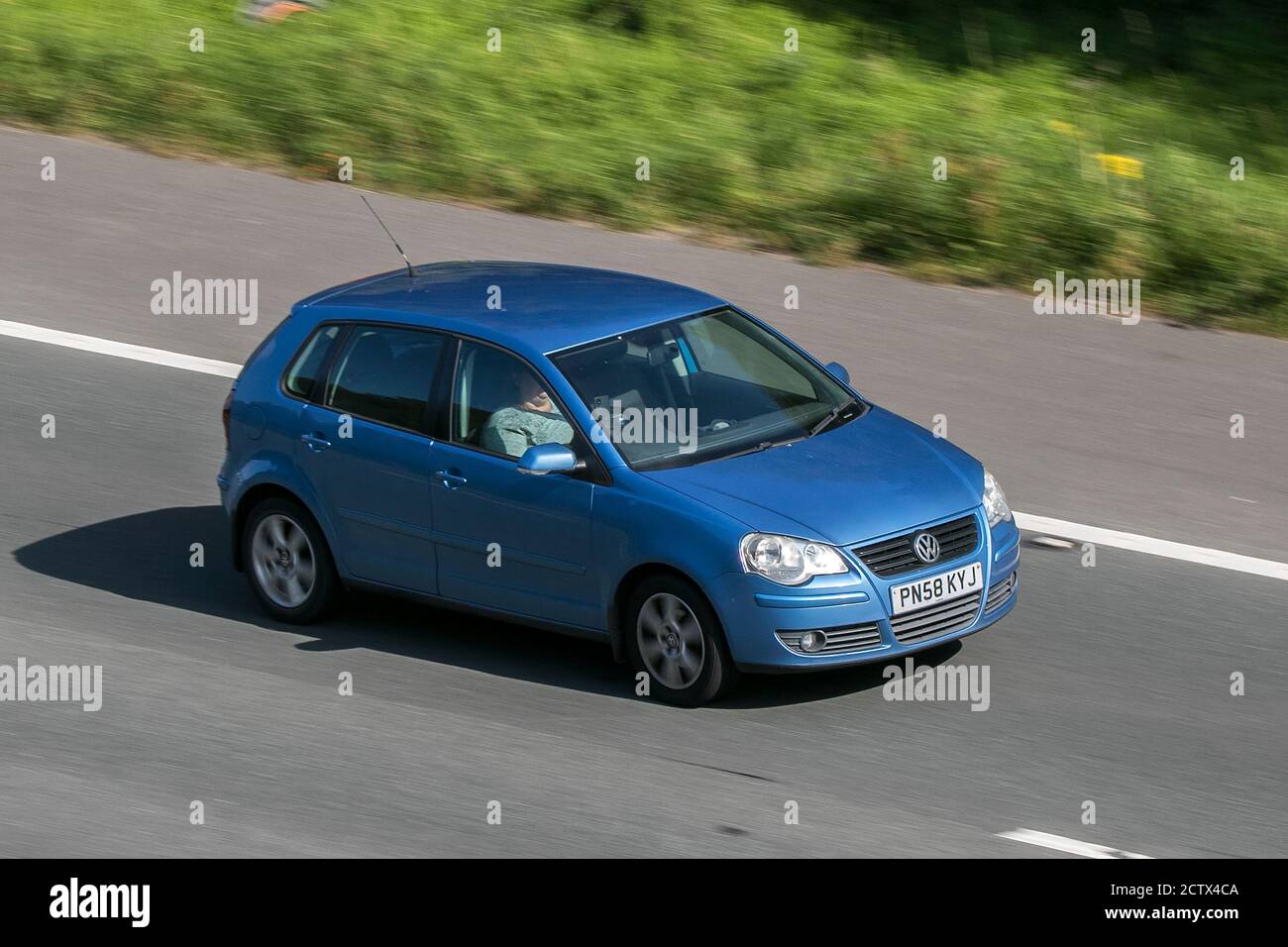 2008 Volkswagen VW Polo Match 80 Blue car Hatchback essence conduite sur l'autoroute M6 près de Preston à Lancashire, Royaume-Uni. Banque D'Images