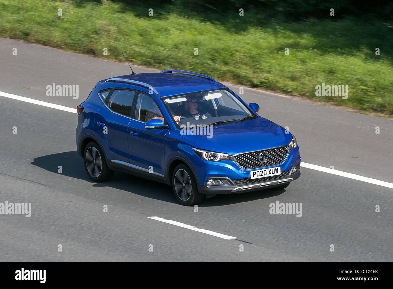 2020 MG Zs exclusive Blue car SUV essence conduite sur l'autoroute M6 près de Preston dans Lancashire, Royaume-Uni. Banque D'Images