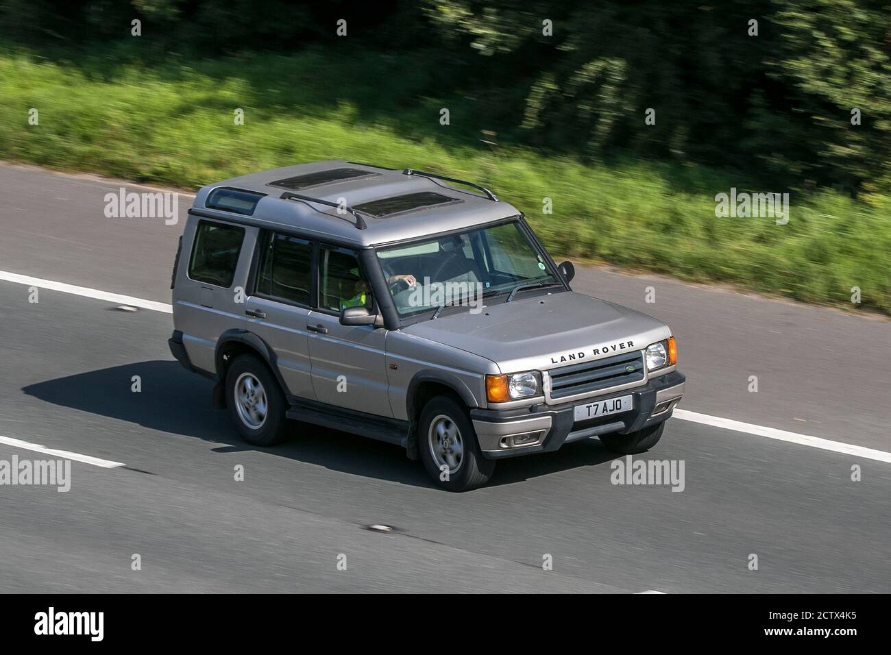 T7AJO 2000 Land Rover Discovery Td5 GS Silver Hardtop conduite sur l'autoroute M6 près de Preston à Lancashire, Royaume-Uni. Banque D'Images