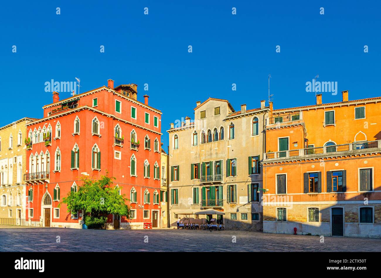 Place Campo San Anzolo Sant'Angelo avec des bâtiments typiquement italiens d'architecture vénitienne dans le centre historique de Venise San Marco Sestiere, région de Vénétie, Italie du Nord Banque D'Images