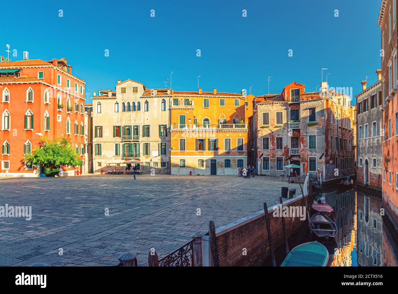 Place Campo San Anzolo Sant'Angelo avec des bâtiments typiquement italiens d'architecture vénitienne et un canal d'eau étroit dans le centre historique de Venise San Marco Sestiere, région de Vénétie, Italie du Nord Banque D'Images