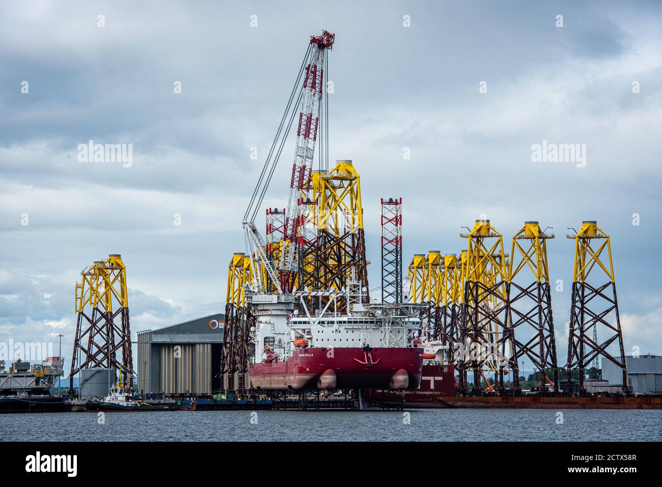 'Seajacks Scylla' est le navire d'installation de parc éolien offshore le plus avancé au monde. Chargement des trépieds de fondation dans Cromarty Firth Banque D'Images