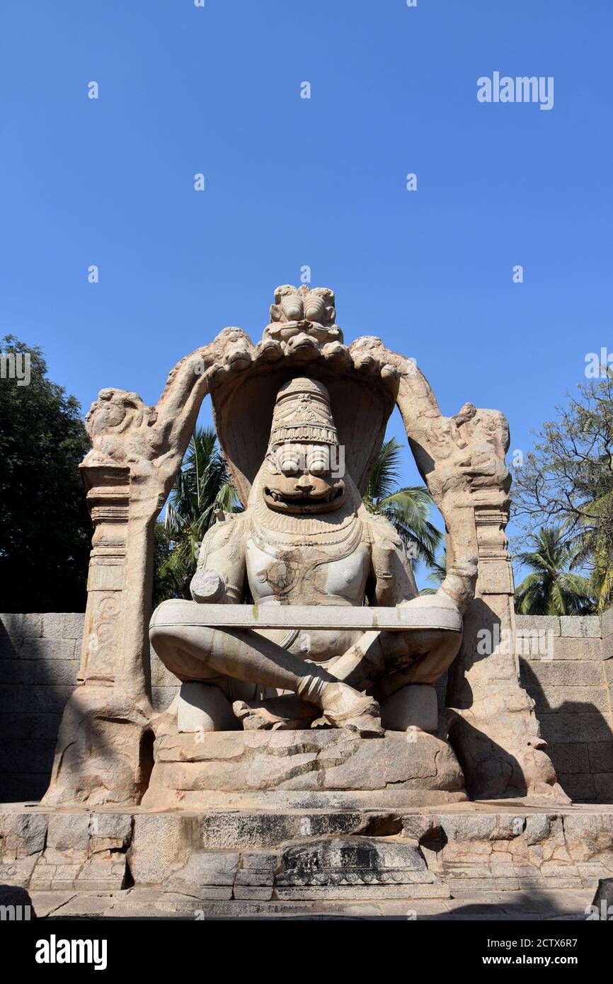 Temple Lakshmi Narasimha ou Statue d'Ugra Narasimha, Hampi. La spécialité de la sculpture est qu'elle est la plus grande statue de monolithe de Hampi. Banque D'Images