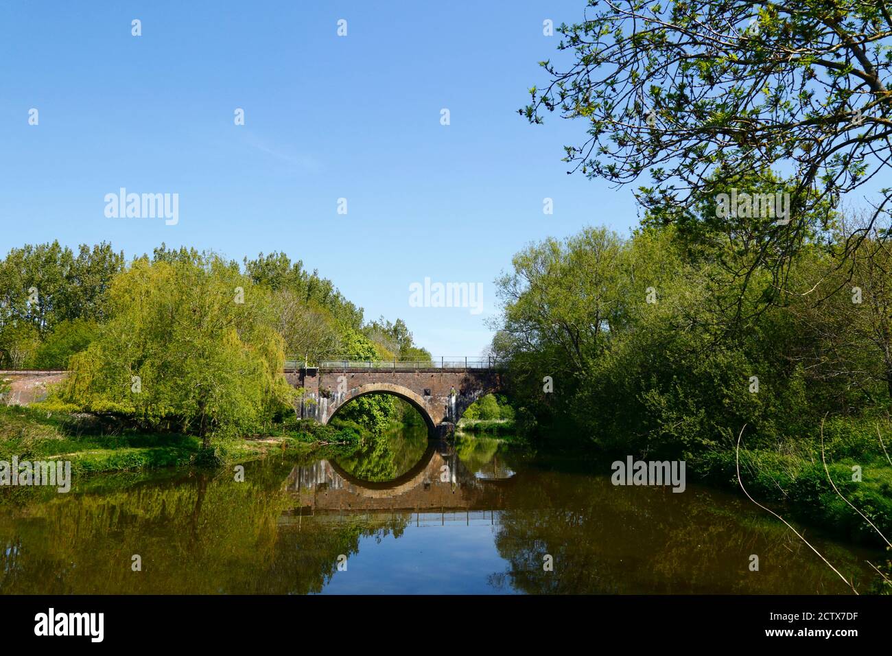 Vue d'été du viaduc Southern Railway traversant la rivière Medway à Haysden, près de Tonbridge, Kent, Angleterre Banque D'Images