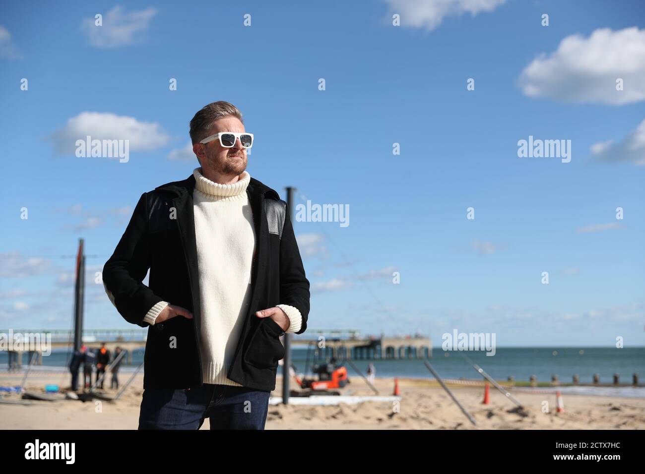 Satiriste de la Guerre froide Steve, alias Christopher Spencer, sur la plage de Boscombe, à Bournemouth, avant l'installation de son œuvre, une coupe-vent courbe de 25 mètres représentant une scène de plage de Bournemouth, dans le cadre du Bournemouth Arts by the Sea Festival 2020. Banque D'Images