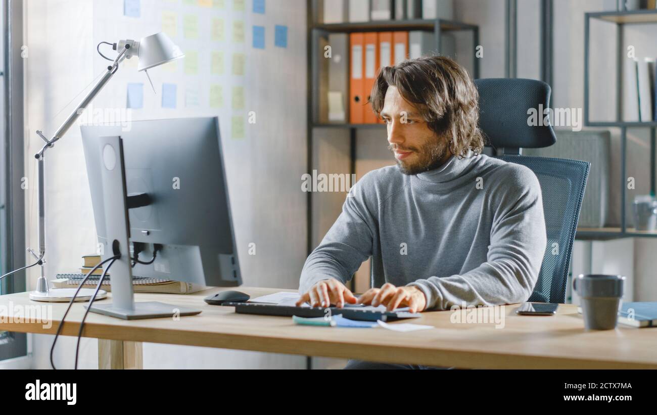 Beau entrepreneur de longue date assis à son bureau dans le bureau travaux  sur ordinateur de bureau, travailler avec des documents, des graphiques,  des graphiques, des statistiques et Photo Stock - Alamy