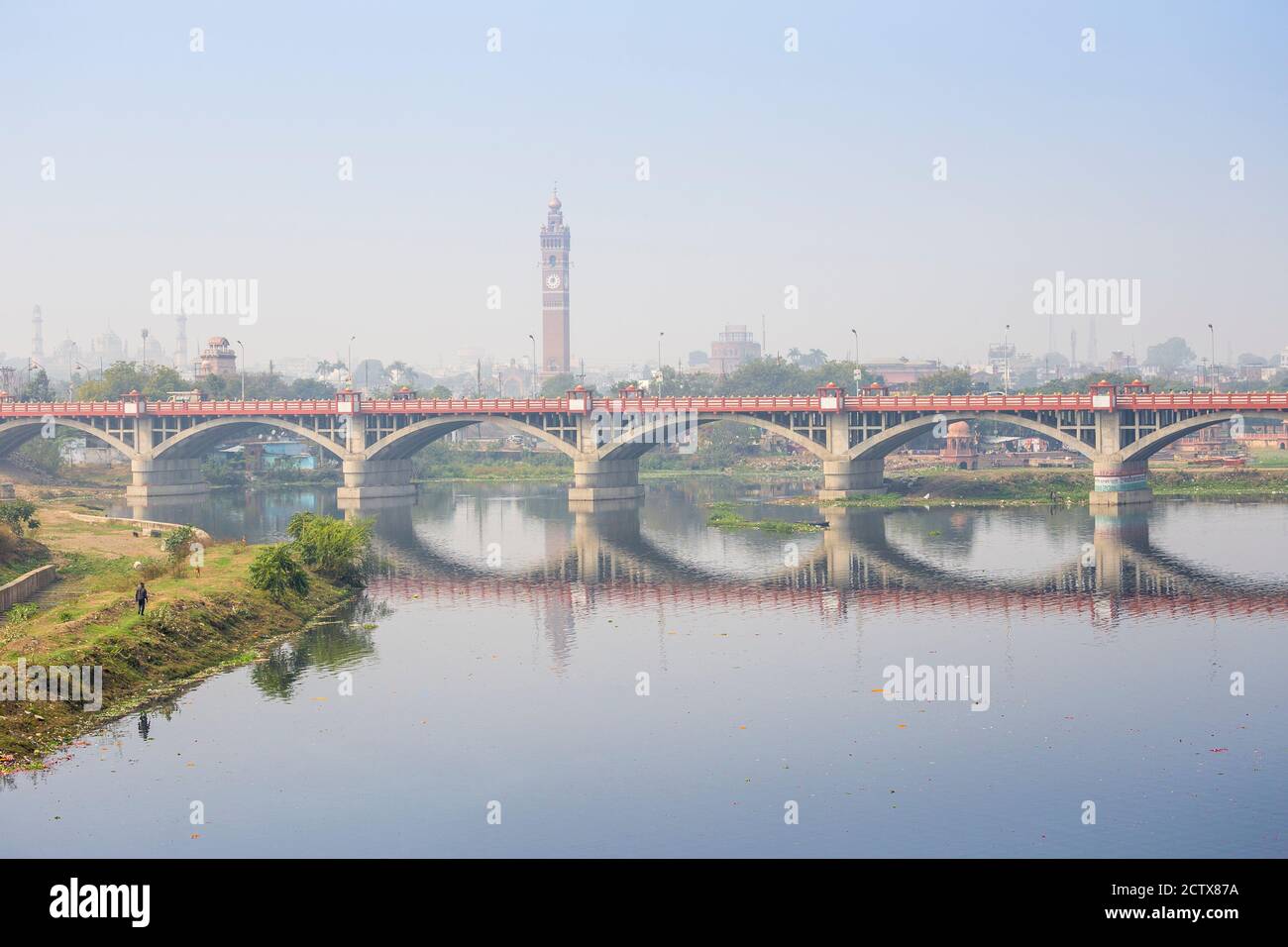 Inde, Uttar Pradesh, Lucknow, Pont au-dessus de la rivière Gomti avec la Tour de l'horloge à distance Banque D'Images