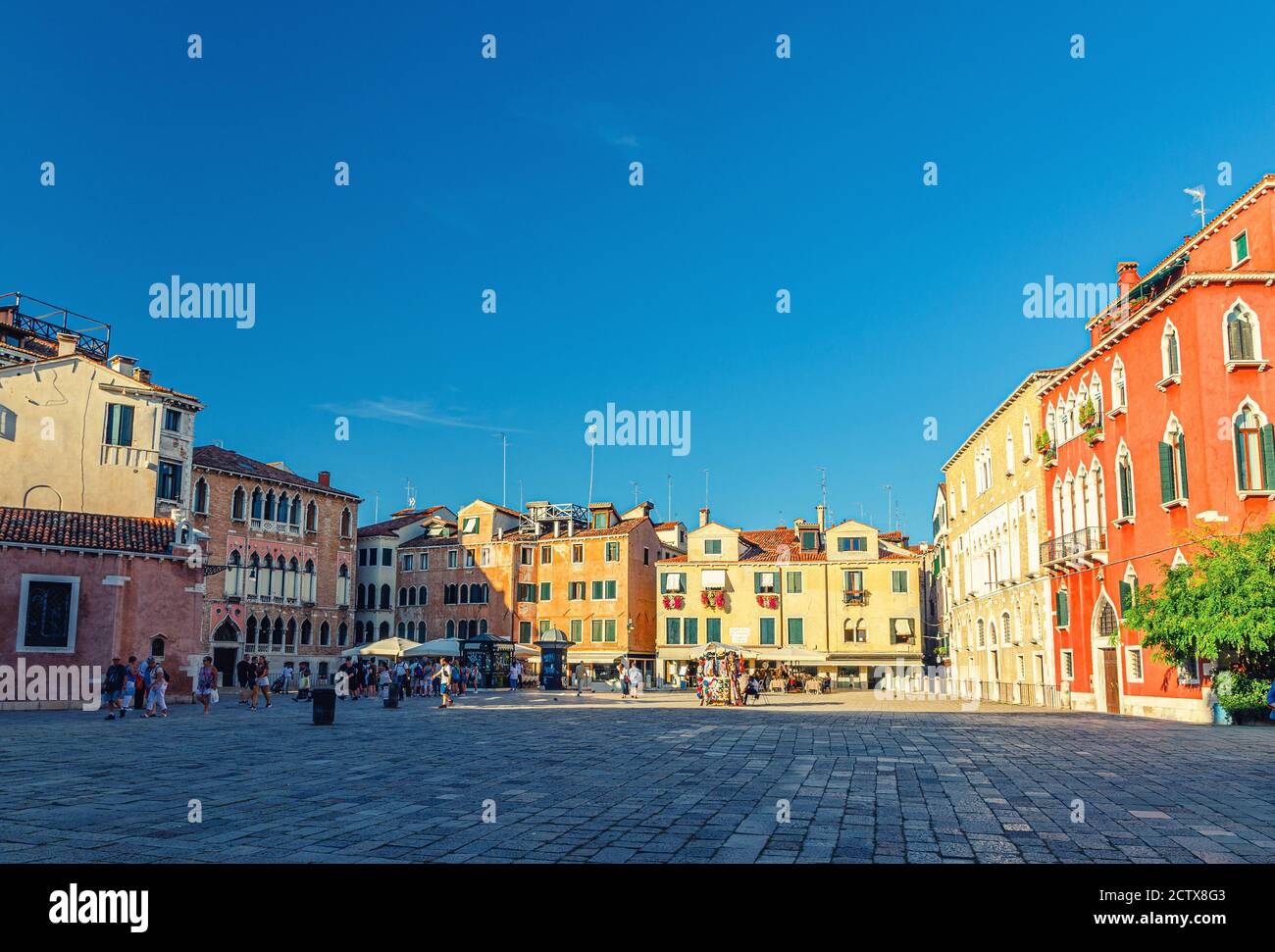 Venise, Italie, 13 septembre 2019 : place Campo San Anzolo Sant'Angelo avec des bâtiments typiquement vénitiens et des personnes à pied dans le centre-ville historique de San Marco Sestiere, région de Vénétie Banque D'Images