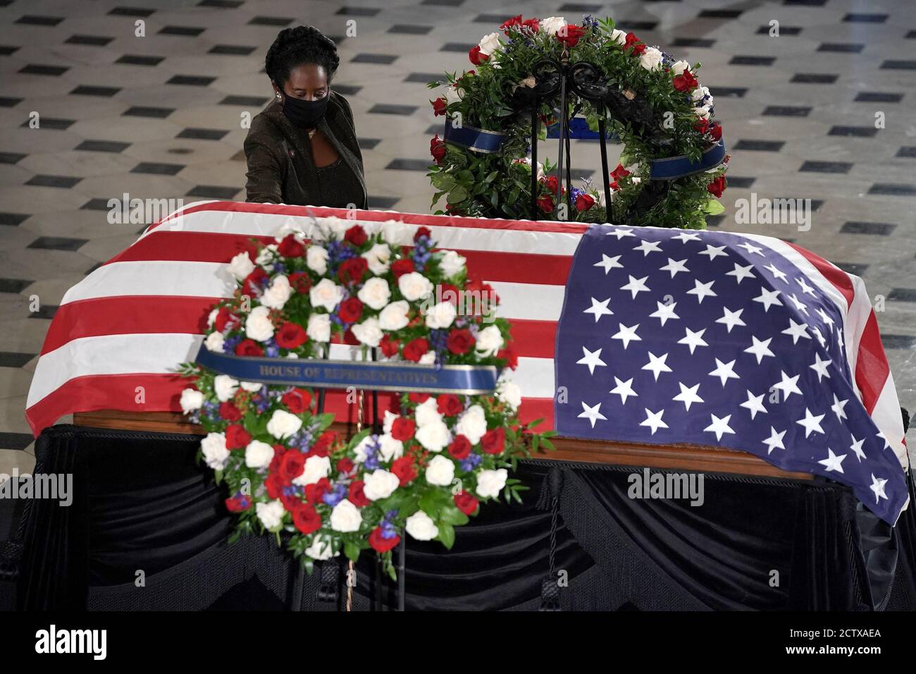 Washington, États-Unis. 25 septembre 2020. La Représentante Sheila Jackson Lee (D-Texas) rend hommage à feu le juge Ruth Bader Ginsburg est dans l'État à la National statuary Hall dans le capitole des États-Unis le vendredi 25 septembre 2020 à Washington, DC. Ginsburg est la première femme à se trouver dans l'État au Capitole. Photo de piscine par Greg Nash/UPI crédit: UPI/Alay Live News Banque D'Images