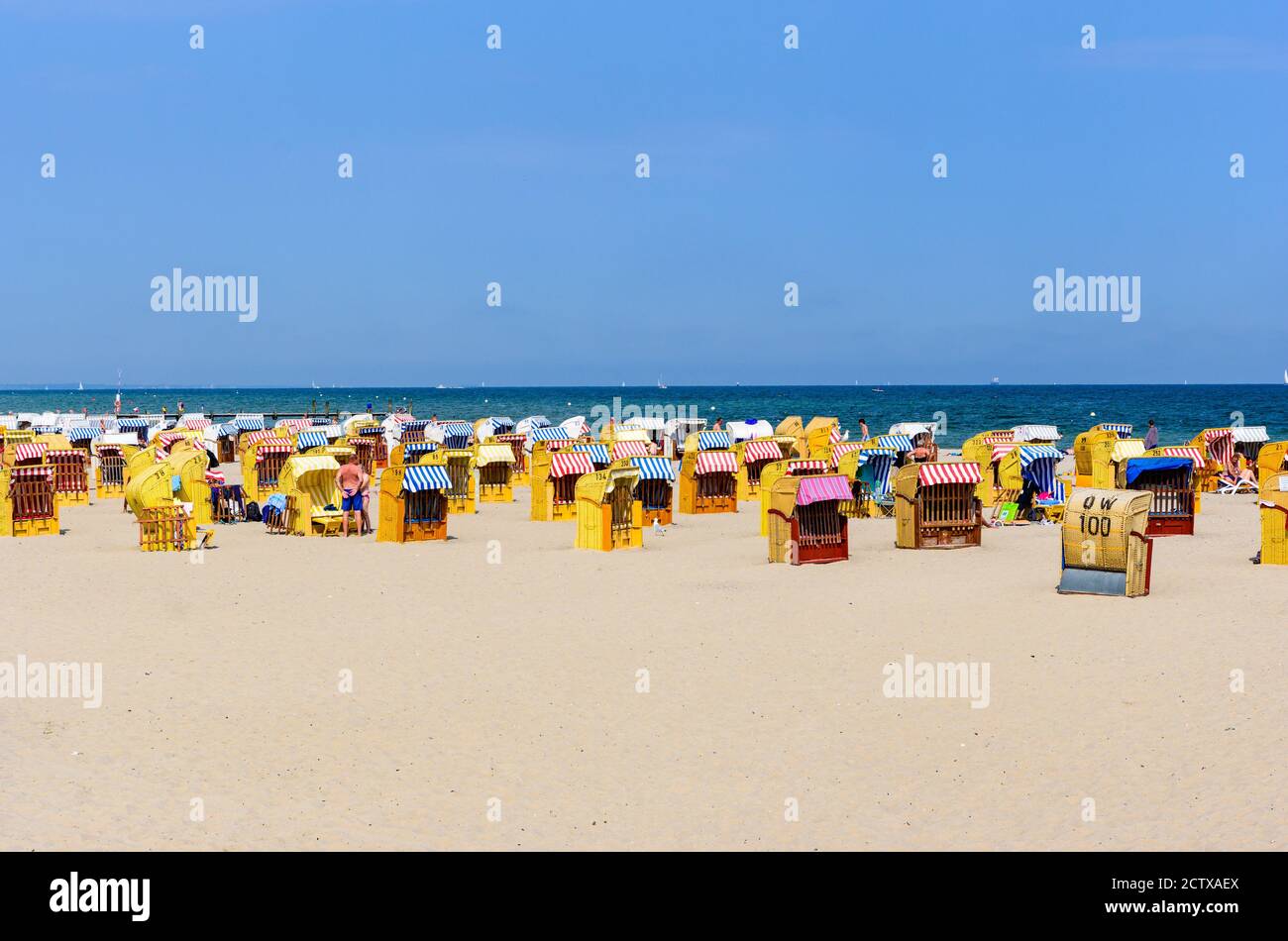 14 août 2020: Plage à Lubeck - Travemunde (Travemünde) avec panier de plage, paniers (Strandkorb), mer baltique. Schleswig-Holstein, Allemagne Banque D'Images