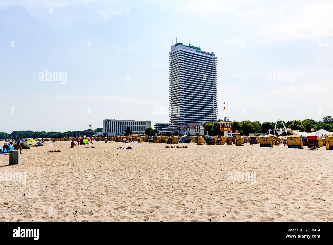 14 août 2020: Plage à Lubeck - Travemunde (Travemünde) avec panier de plage, paniers (Strandkorb), mer baltique. Maritim, hôtel Aja. Schleswig-Holstein, GE Banque D'Images