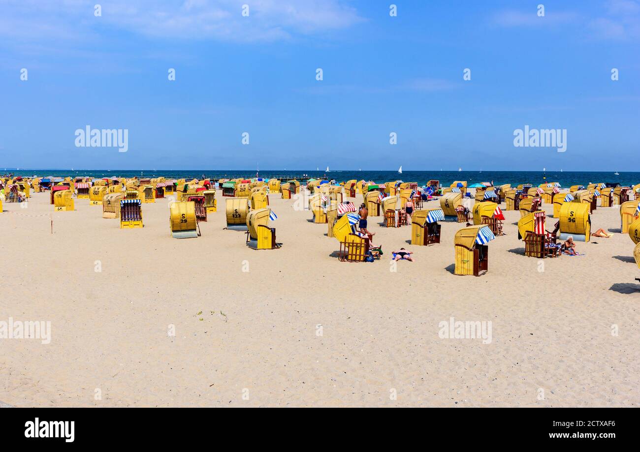 14 août 2020: Plage à Lubeck - Travemunde (Travemünde) avec panier de plage, paniers (Strandkorb), mer baltique. Schleswig-Holstein, Allemagne Banque D'Images