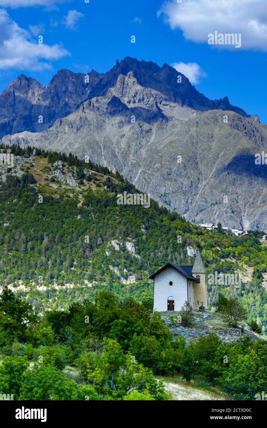 La Chapelle de Saint Romain au Puy-Saint-Vincent, station de ski, en été, Parc National de la Vanoise, Ecrins, France Banque D'Images