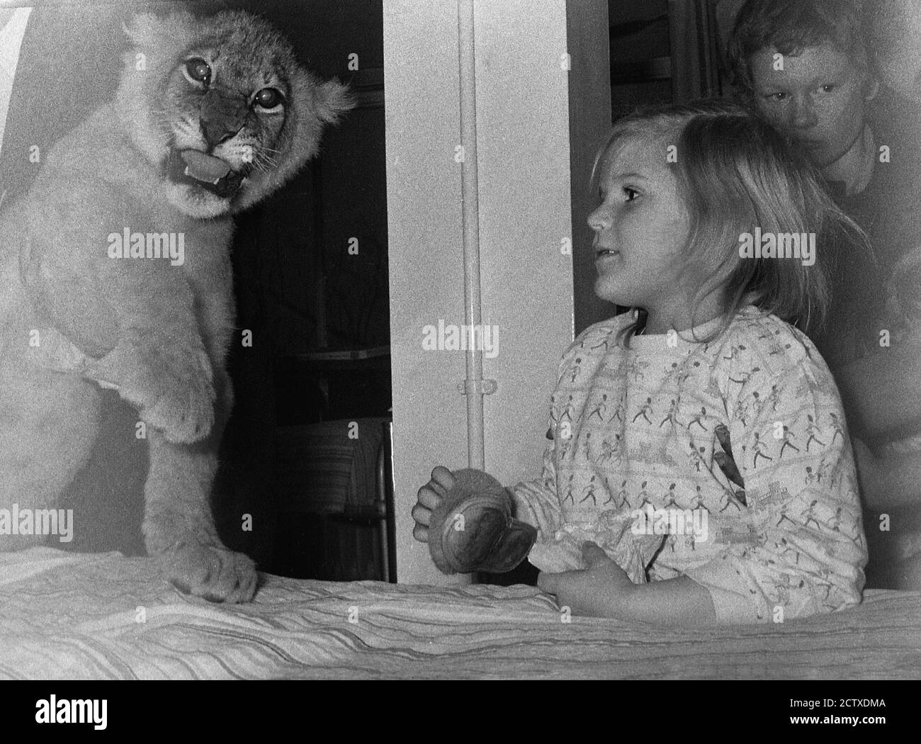 Enfant Lion Banque D Images Noir Et Blanc Alamy
