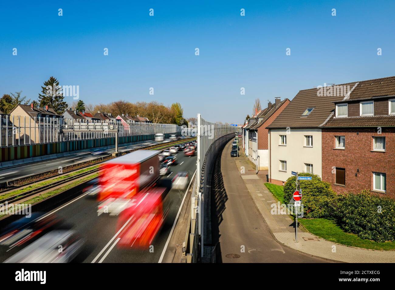 Essen, région de la Ruhr, Rhénanie-du-Nord-Westphalie, Allemagne - circulation aux heures de pointe sur l'autoroute A40, une barrière contre le bruit réduit la pollution sonore pour les résidents. Banque D'Images