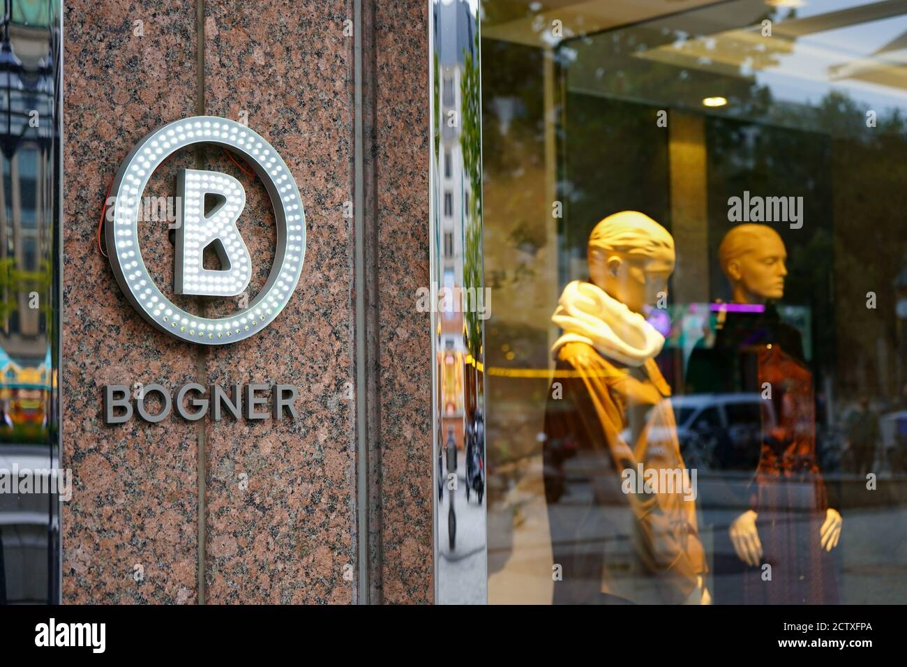 Boutique de mode Bogner avec logo de marque et vitrine sur Königsallee à Düsseldorf. Banque D'Images