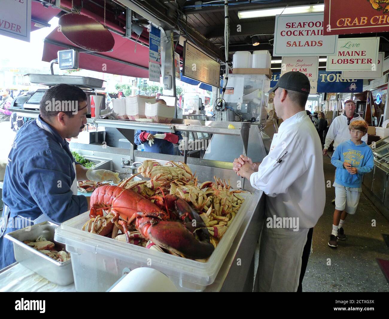 UN STAND VENDANT DES HOMARDS CUITS À L'INTÉRIEUR DU FISHERMAN'S WHARF Banque D'Images